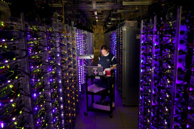 Die Fotografien von Googles Rechenzentren vor und nach der Bearbeitung (Bild: Connie Zhou/Google)